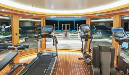 Phòng tập gym và phía xa là hồ bơi trên thuyền.