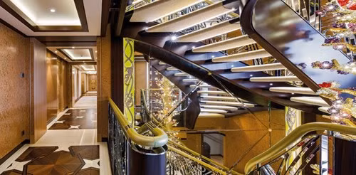 Bên trong du thuyền có tám dãy phòng với sức chứa 16 khách. Toàn bộ du thuyền được trang trí bằng đá cẩm thạch và các loại gỗ đắt tiền khiến nó trông giống như một cung điện hơn một chiếc du thuyền.