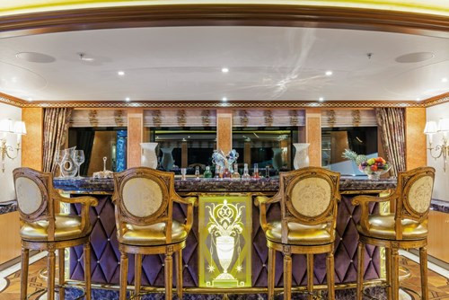 Quầy bar sang chảnh không thua gì các khách sạn 5 sao hay các cung điện hoàng gia.