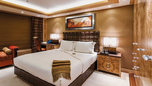 Một trong những phòng ngủ khác trên du thuyền sang trọng.