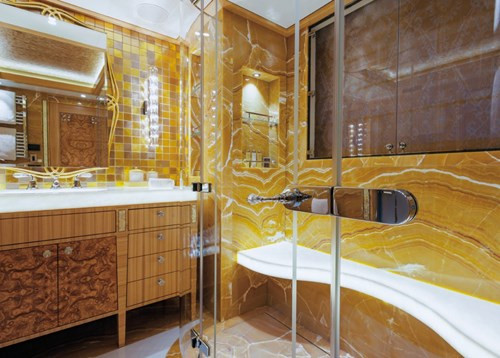 Phòng tắm riêng cũng được bố trí theo phong cách hoàng gia.