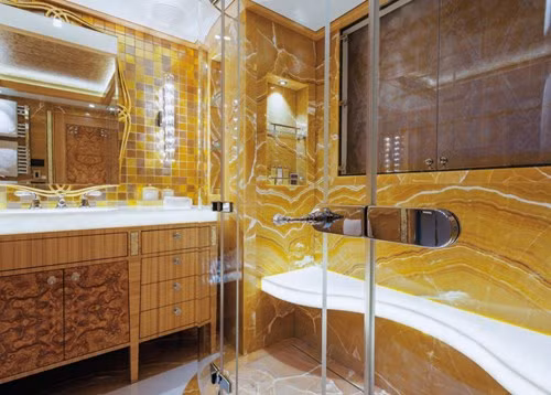 Phòng tắm riêng cũng được bố trí theo phong cách hoàng gia.