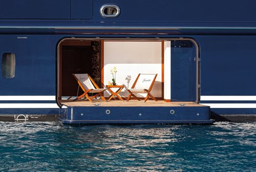 Có cả một khu vực nhỏ bên hông thuyền để thư giãn, phơi nắng và hòa mình cùng thiên nhiên.