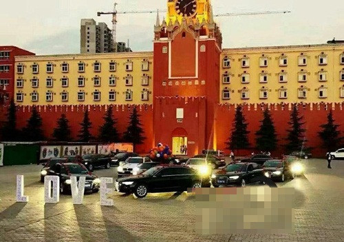 Trong những bức ảnh lan truyền trên mạng, chàng thiếu gia này đã xếp một hình trái tim khổng lồ bằng 16 chiếc siêu xe, trong đó có 1 chiếc Porsche, 2 chiếc BMW, còn lại là những chiếc xe sang hiệu Audi. Theo ước tính, tổng giá trị của màn cầu hôn hoành tráng này lên tới con số vài trăm tỷ đồng.