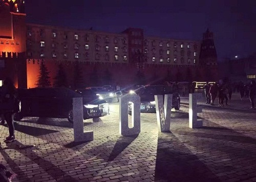 Trước trái tim bằng siêu xe có một chữ Love phát sáng, có bóng bay, có băng rôn và hoa tươi. Ánh nến được thay bằng những chiếc đèn xe, làm nổi bật dàn siêu xe xếp hình trái tim. Sau khi sắp xếp xong, chàng thiếu gia quỳ xuống và nói lời yêu thương với người trong mộng.