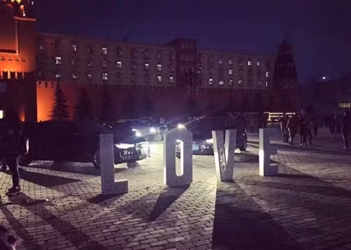 Trước trái tim bằng siêu xe có một chữ Love phát sáng, có bóng bay, có băng rôn và hoa tươi. Ánh nến được thay bằng những chiếc đèn xe, làm nổi bật dàn siêu xe xếp hình trái tim. Sau khi sắp xếp xong, chàng thiếu gia quỳ xuống và nói lời yêu thương với người trong mộng.