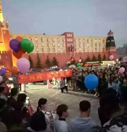 Rất nhiều sinh viên đã đổ đến xem và hò hét điên cuồng cổ vũ tinh thần chàng thiếu gia và màn cầu hôn hoành tráng. Cảm động trước sự hào phóng và tình cảm của chàng thiếu gia, cô gái đã vô cùng hạnh phúc và gật đầu đồng ý.