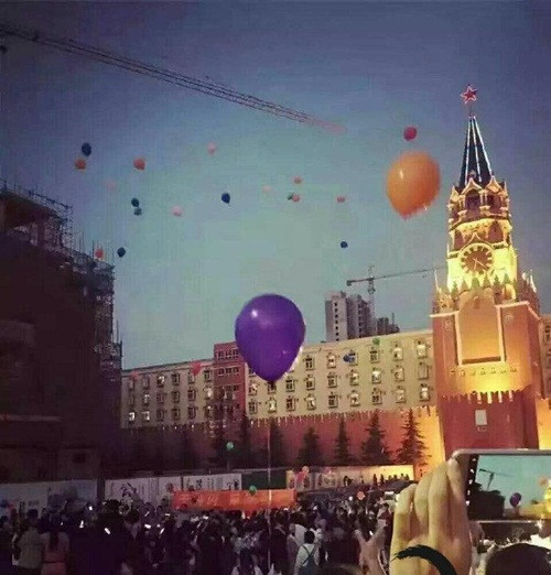 Tuy vậy, cũng có người cho rằng, những màn cầu hôn hoành tráng như thế này quá phô trương và nếu không lường được trước ý định của bạn gái sẽ rất dễ bị mất mặt, cầu hôn vẫn nên kín đáo và lãng mạn hơn.