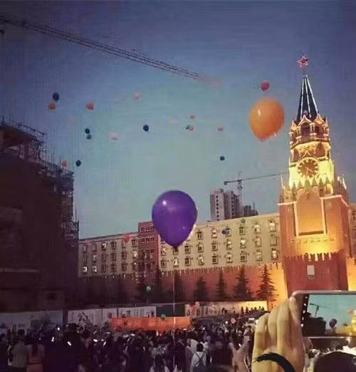 Tuy vậy, cũng có người cho rằng, những màn cầu hôn hoành tráng như thế này quá phô trương và nếu không lường được trước ý định của bạn gái sẽ rất dễ bị mất mặt, cầu hôn vẫn nên kín đáo và lãng mạn hơn.