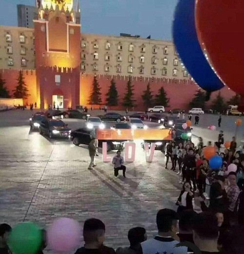 Sau khi những hình ảnh về màn cầu hôn bằng siêu xe được đăng tải lên mạng xã hội đã thu hút được rất nhiều sự chú ý. Đa số đều tỏ ra ngưỡng mộ và ghen tị với cô bạn gái của chàng thiếu gia.