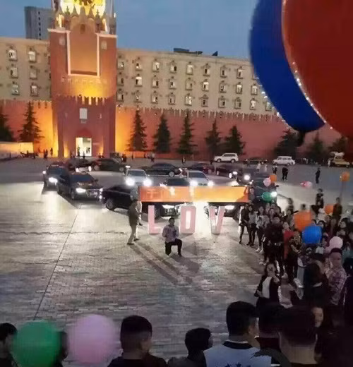 Sau khi những hình ảnh về màn cầu hôn bằng siêu xe được đăng tải lên mạng xã hội đã thu hút được rất nhiều sự chú ý. Đa số đều tỏ ra ngưỡng mộ và ghen tị với cô bạn gái của chàng thiếu gia.