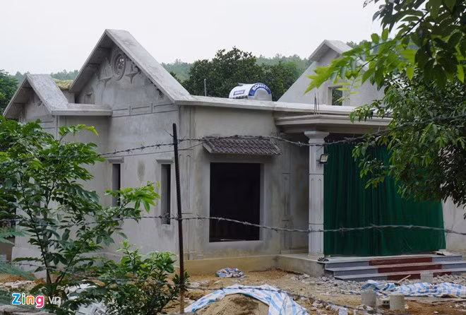 Trao đổi với Zing.vn, ông Nguyễn Thành Chung, Chủ tịch UBND xã Hà Tân cho hay khu vực đất lâm nghiệp trên là thuộc quản lý của Trung tâm nghiên cứu ứng dụng khoa học công nghệ Lâm nghiệp Thanh Hóa. Xã chỉ quản lý về địa giới hành chính, con người, cũng như các vấn đề về an ninh trật tự. "Việc xây nhà xây cửa trong hợp đồng giao đất như thế nào, chúng tôi không hề biết. Xã không hề cấp phép xây nhà cho hộ nào cả", ông Chung nhấn mạnh.