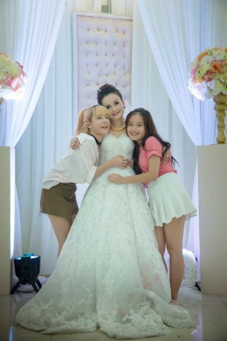 Ngoài đời thực, Hoàng Yến làm mẹ lần đầu năm 18 tuổi khi còn là sinh viên. Sau khi lấy chồng, chị chuyên tâm hơn cho gia đình. Nhưng rồi 3 năm sau đó, cuộc hôn nhân tan vỡ khi hai người có với nhau một cô con gái xinh xắn. Sau đó, chuyến đò lần 2 nhưng rồi sau 4 năm, chị và chồng chia tay và có thêm một cô công chúa nữa. Trái tim của người phụ nữ mãnh liệt yêu lại tiếp tục bị lỗi nhịp bởi một người đàn ông trẻ, kém Hoàng Yến đến 8 tuổi. Nhưng rồi đường tình lận đận vẫn chưa chấm dứt. Sau nhiều nỗ lực trong thời gian chung sống mà vẫn không có con, mỹ nhân "lẳng lơ" đành phải khép lại cuộc hôn nhân thứ 3 lại. Đồng thời tự nhủ sẽ không yêu và kết hôn với ai.