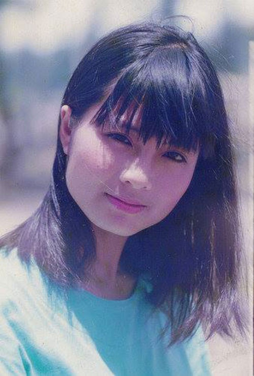 1. Công Lý với 4 người phụ nữ tài sắc Trải qua nhiều năm với nhiều vai diễn điển hình hài hước, diễn viên Công Lý hiện tại đang đảm nhận vai trò là Trưởng đoàn Kịch 2 Nhà Hát Kịch Hà Nội, trong đó, "Cô Đẩu" trong chương trình "Gặp nhau cuối năm' được xem như là vai diễn để đời của anh.