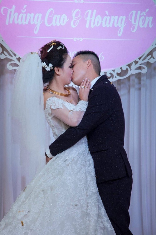 Nhưng rồi, tình yêu đã lại đến và Hoàng Yến đã quyết định lên xe hoa lần thứ 4 trong đời khi vừa tròn 40 tuổi với người chồng kém mình 3 tuổi và đang làm công việc kinh doanh. Khi bản thân đã trải qua 3 đời chồng thì Cao Thắng - chồng thứ 4 của chị lại chưa một lần kết hôn. Hiện cuộc sống của hai người rất hạnh phúc và nhận được sự ủng hộ của cả hai bên gia đình lẫn hai con gái riêng.