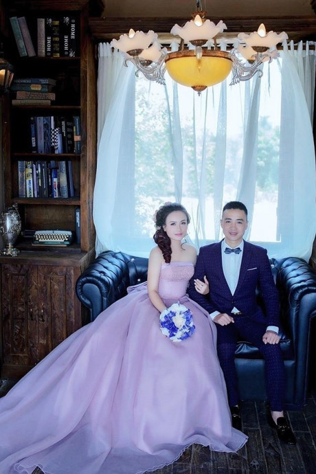 4. Hoàng Yến và đường tình 4 lần truân chuyên Sở hữu nét đẹp mặn mà, sắc sảo, nữ diễn viên 40 tuổi Hoàng Yến được công chúng và đồng nghiệp đặt cho biệt danh là "mỹ nhân lẳng lơ nhất màn ảnh Việt". Và có lẽ hai từ 'lẳng lơ" đó đã vận vào đường tình của nữ diễn viên xinh đẹp này.