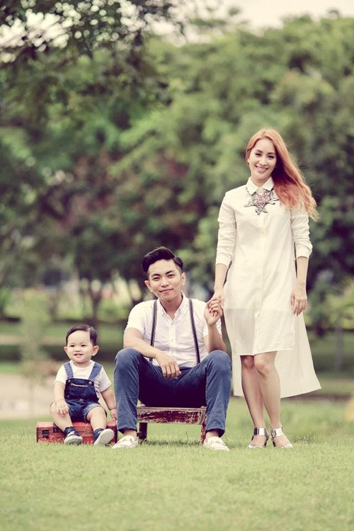 Ngay khi Khánh Thi sinh con, Phan Hiển cũng luôn tận tình ở bên chăm sóc cho hai mẹ con. Cả hai thường có những chuyến đi chơi kết hợp công tác để cho em bé được trải nghiệm nhiều môi trường sống khác nhau. Dù cách xa nhau về tuổi tác nhưng cặp đôi luôn tâm đầu ý hợp trong mọi chuyện từ công việc cho đến những tâm tư trong cuộc sống. Trong khi đó, Khánh Thi chia sẻ khi mang thai cô cũng vô cùng áp lực và stress vì công việc, vì những lời dị nghị của dư luận. Nhưng cô chỉ sợ ảnh hưởng đến gia đình, sợ người thân buồn còn bản thân nữ kiện tướng và Phan Hiển không hề có vấn đề gì khúc mắc. Phan Hiển vẫn luôn ở bên chăm sóc và động viên cô.