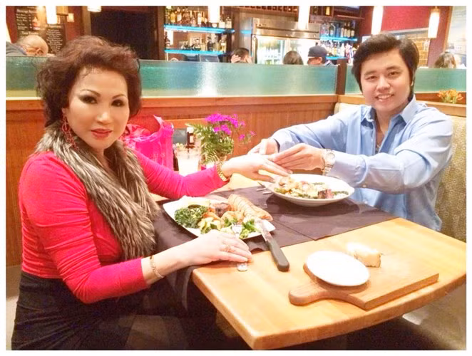 Mặc dù bị dư luận ném đá và bị nghi "đào mỏ" nhưng Vũ Hoàng Việt vẫn không ngại thể hiện tình cảm yêu đương thắm thiết với "bồ già" giữa đám đông. Thậm chí, chàng người mẫu còn không ít lần tự hào khi kể về người yêu và chia sẻ mối quan hệ của hai người được gia đình rất ủng hộ.