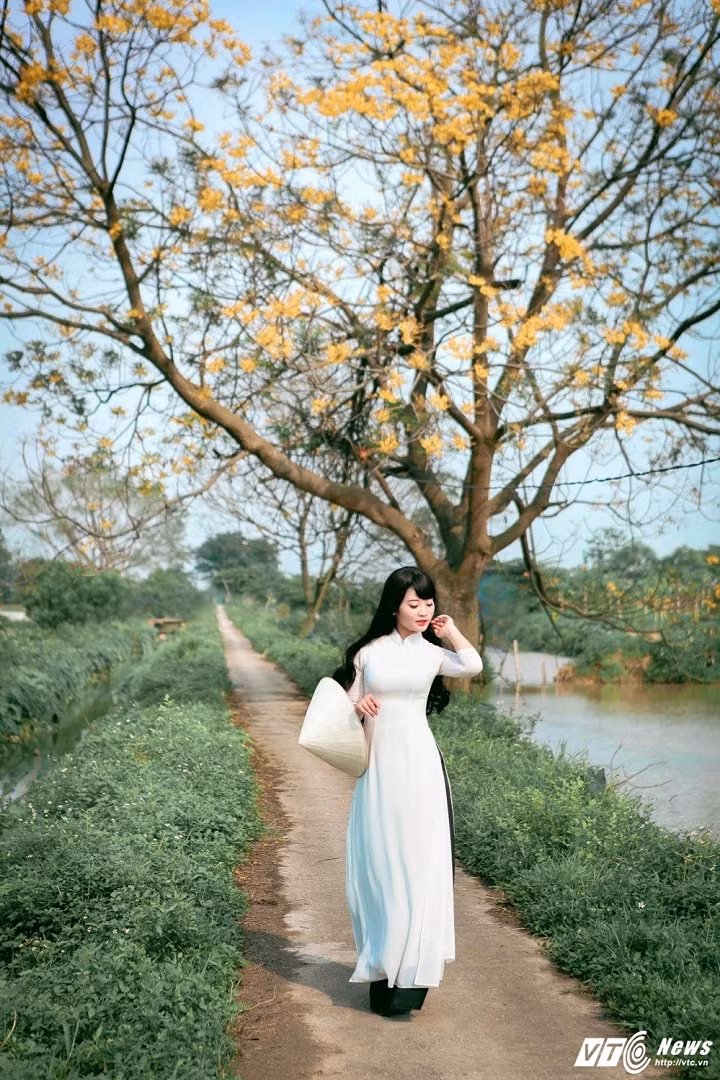 Ngoài thời gian học tập trên lớp, nữ sinh xinh đẹp này còn đảm nhiệm vai trò Phát thanh viên của trường. Bên cạnh đó, Hoa còn đi dạy thêm nhằm nâng cao kỹ năng sư phạm. Bên cạnh vẻ xinh đẹp, tài năng, tích cực tham gia các hoạt động, Đinh Thị Hoa có niềm đam mê với biên đạo múa, MC và nhảy dance sport.