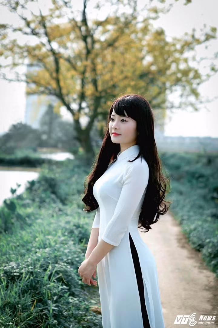 Hoa mơ ước trở thành MC, Biên tập viên kênh truyền hình ANTV. Cô dự định sau khi tốt nghiệp sẽ học thêm bằng cử nhân sư phạm tiểu học.