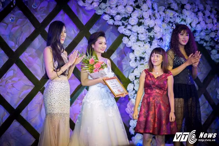  Cô giáo Hà thành tương lai Đinh Thị Hoa sinh năm 1996, hiện là sinh viên chuyên ngành Quốc phòng - An ninh, trường Đại học Sư phạm Hà Nội. Cô từng lọt vào bán kết cuộc thi Hoa khôi sinh viên Hà Nội năm 2015. Gần đây nhất, Đinh Thị Hoa đạt danh hiệu “Người đẹp phong cách” trong cuộc thi Hoa khôi thanh lịch Việt Nam năm 2016.