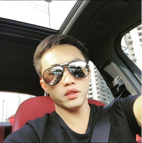 Quốc Cường từng đăng bức ảnh “tự sướng” trong xế hộp tiền tỷ với điểm nhấn là chiếc ghế đỏ được trang trí với dải băng da màu đen ở hàng ghế sau.