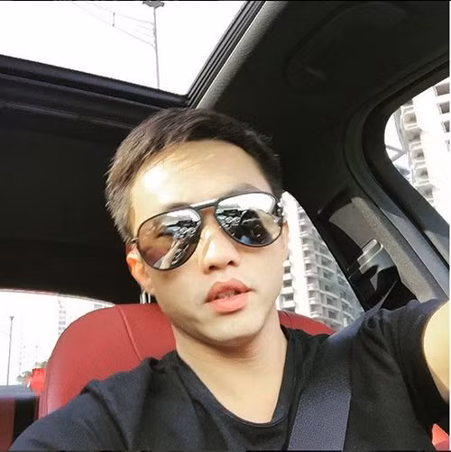 Quốc Cường từng đăng bức ảnh “tự sướng” trong xế hộp tiền tỷ với điểm nhấn là chiếc ghế đỏ được trang trí với dải băng da màu đen ở hàng ghế sau.