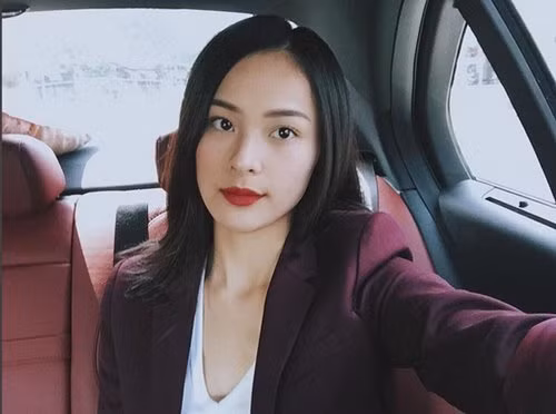 Khi Hạ Vi khoe bức ảnh selfie trên Instagram, người hâm mộ lập tức nhận ra đây là xe hơi của chồng cũ Hồ Ngọc Hà.