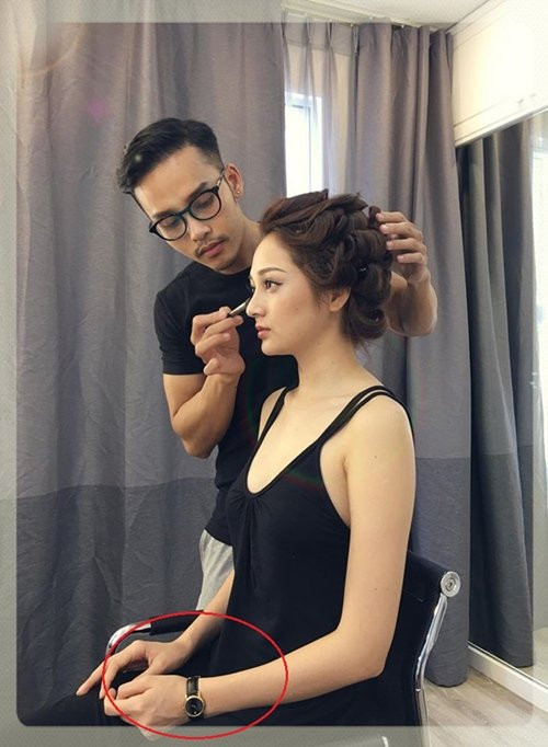 Ngay lập tức, người hâm mộ đã tìm ra “tung tích” của cô gái giấu mặt trong bức ảnh là ca sĩ Bảo Anh. Trong một bức ảnh chụp hậu trường trang điểm, giọng ca "Trái tim em cũng biết đau" cũng có một chiếc đồng hồ giống hệt với bức hình.