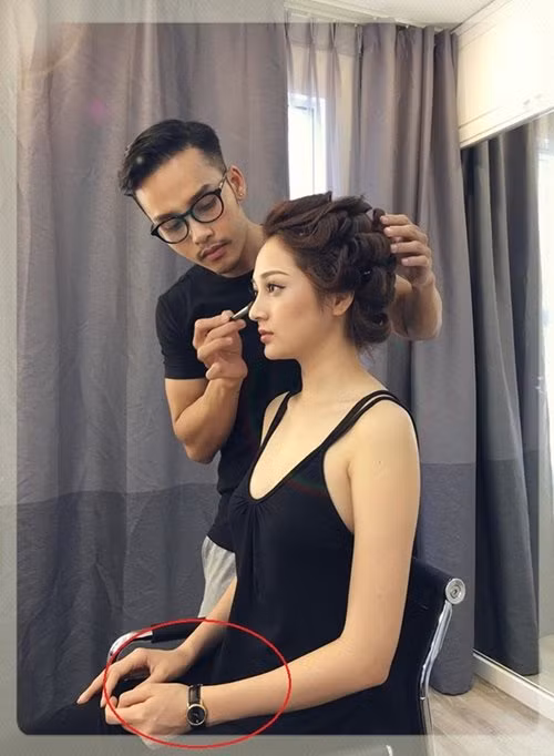 Ngay lập tức, người hâm mộ đã tìm ra “tung tích” của cô gái giấu mặt trong bức ảnh là ca sĩ Bảo Anh. Trong một bức ảnh chụp hậu trường trang điểm, giọng ca "Trái tim em cũng biết đau" cũng có một chiếc đồng hồ giống hệt với bức hình.