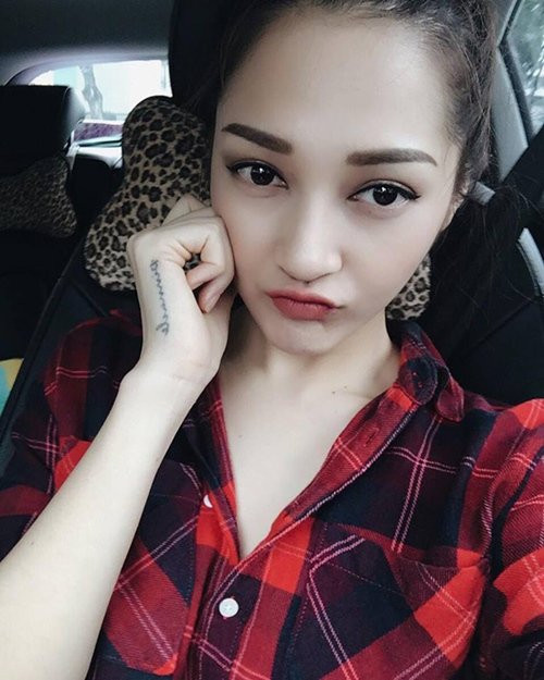 Đặc biệt, fan của nam ca sĩ “Con bướm xuân” còn truy ra hình xăm ở bàn tay của Bảo Anh “y chang” cô gái giấu mặt trong bức ảnh mà Hồ Quang Hiếu đăng tải.