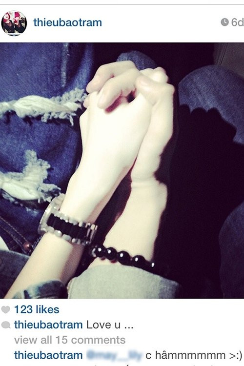 Ngoài việc đeo nhẫn đôi, Bảo Trâm còn khoe ảnh nắm tay một chàng trai giấu mặt với điểm nhấn là chiếc vòng tay màu đen.