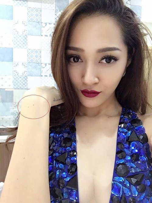 Thậm chí, có người còn tinh tế hơn khi nhận ra Bảo Anh cũng có hai nốt ruồi trên cánh tay giống cô gái giấu mặt trong bức ảnh Hồ Quang Hiếu đăng.