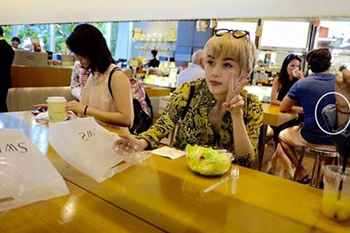 Sau một thời gian “im hơi lặng tiếng”, giữa tháng 3/2016, Thiều Bảo Trâm lại vô tình để lộ cánh tay đặc biệt của người chụp hình qua gương. Nhiều fan đã nhận ra và chỉ đích danh Sơn Tùng M-TP.