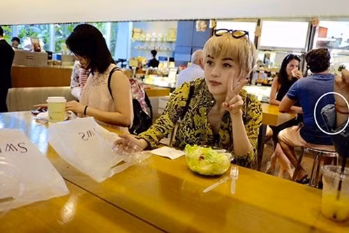 Sau một thời gian “im hơi lặng tiếng”, giữa tháng 3/2016, Thiều Bảo Trâm lại vô tình để lộ cánh tay đặc biệt của người chụp hình qua gương. Nhiều fan đã nhận ra và chỉ đích danh Sơn Tùng M-TP.