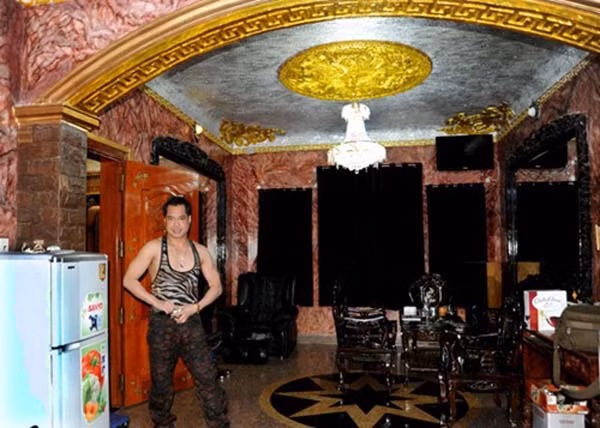 Đèn trần phong cách châu Âu nhưng bàn ghế lại theo lối Á.