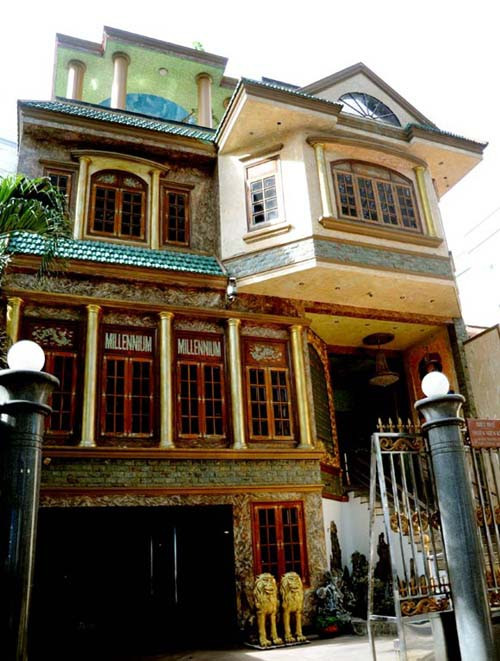 Vẫn biết Ngọc Sơn là ca sĩ giàu có và chịu chơi nhất nhì trong làng nhạc, khi mà anh là ca sĩ đầu tiên ở Việt Nam có chiếc xe Cadillac dài thượt, loại xe chỉ dành cho tổng thống xứ người và cũng là người đầu tiên thuê vệ sĩ bảo vệ cho chiếc xe. Thế nhưng, khán giả vẫn không hết sửng sốt và kinh ngạc khi ngắm ngôi biệt thự của anh tọa lạc ngay tại mặt tiền đường Sương Nguyệt Anh thuộc trung tâm TP Hồ Chí Minh.