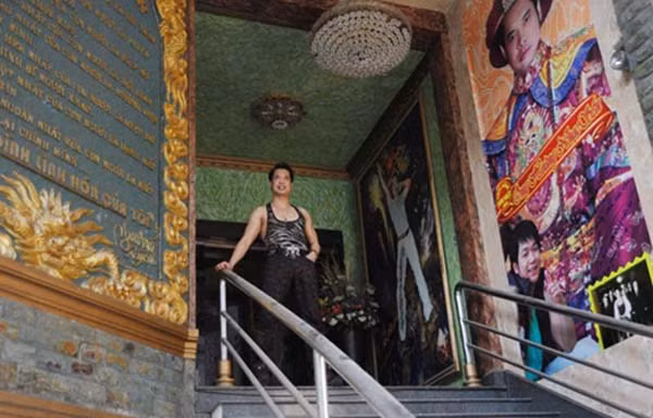 Ngay cổng vào tòa biệt thự thế kỷ, có thể dễ dàng nhìn thấy hai tấm hình ấn tượng với hàng chữ "King Pop" (vua nhạc pop) và kế bên là hình ảnh của Ngọc Sơn với hàng chữ "Vua nhạc sến".