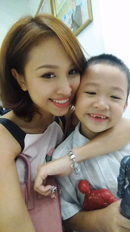 Nhưng mới đây, khi con trai cho biết bố sắp đi lấy vợ mới, phản ứng của nữ MC khiến nhiều người bất ngờ. Sao Việt chia sẻ: "Tự nhiên nghe xong thấy mừng cho người ấy... Chúc mừng anh!". MC Vân Hugo còn mong rằng sau tất cả thì Tường Linh có thể làm một người chồng tốt. Sau khi ly hôn, MC Vân Hugo khiến nhiều người ngưỡng mộ với hình ảnh một bà mẹ đơn thân mạnh mẽ. Cô vừa dẫn chương trình, dự sự kiện vừa chăm sóc và bù đắp cho con trai.