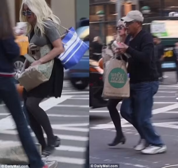 Tuy nhiên, tình huống trở nên gần gũi, tự nhiên hơn khi cô gái làm rơi túi đồ. Sarah tay xách nách mang xuống phố và làm rơi túi đồ của mình để thử lòng người qua đường. Tất cả mọi người đều tiến lại gần giúp đỡ cả Sarah tóc vàng và Sarah tóc nâu.