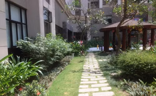 Mỗi căn hộ tại Imperia An Phú có giá từ trên dưới 4 tỷ đến gần 10 tỷ đồng (tùy diện tích, vị trí). Nơi đây là nơi ở của nhiều doanh nhân, người thành đạt, hoa hậu, người mẫu, diễn viên...