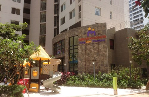 Khu nhà đẹp của hoa hậu Phương Nga thuê là một khu phức hợp căn hộ có 4 block (A,B,C,D) cao từ 24 đến 28 tầng/block với khoảng 700 căn hộ. Nơi đây có siêu thị, trường mẫu giáo đạt chuẩn, sân chơi cho trẻ em, phòng giải trí đa năng, sân cầu lông, tennis được phục vụ miễn phí...