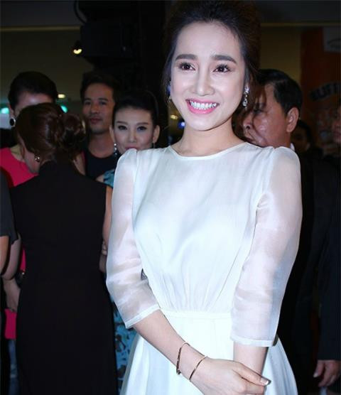 ... Thay vào đó là khuôn mặt cứng đơ, nụ cười khác lạ.