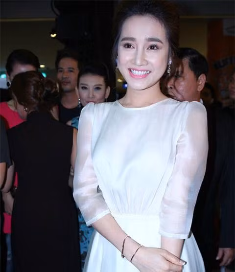 ... Thay vào đó là khuôn mặt cứng đơ, nụ cười khác lạ.