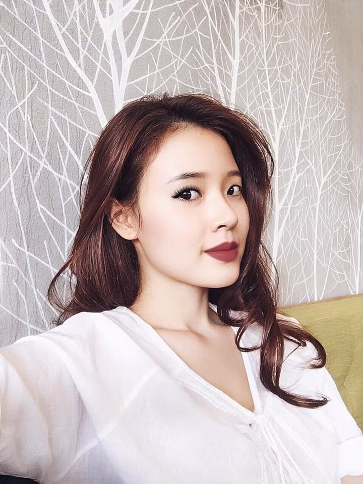 Hotgirl Midu trầm tư sau biến cố tình cảm với thiếu gia Phan Thành "Đời ai cũng cần một tri kỷ như vậy. Để nhìn thấy ấm lòng. Và biết mình không đơn độc. Người ta vẫn thường nói rằng người yêu thì có thể lúc đi lúc ở, chưa chắc là mãi mãi của nhau trên dặm đường dài. Nhưng tri kỷ thì sẽ luôn ở đó, bất kể bao năm, bất kể thăng trầm".