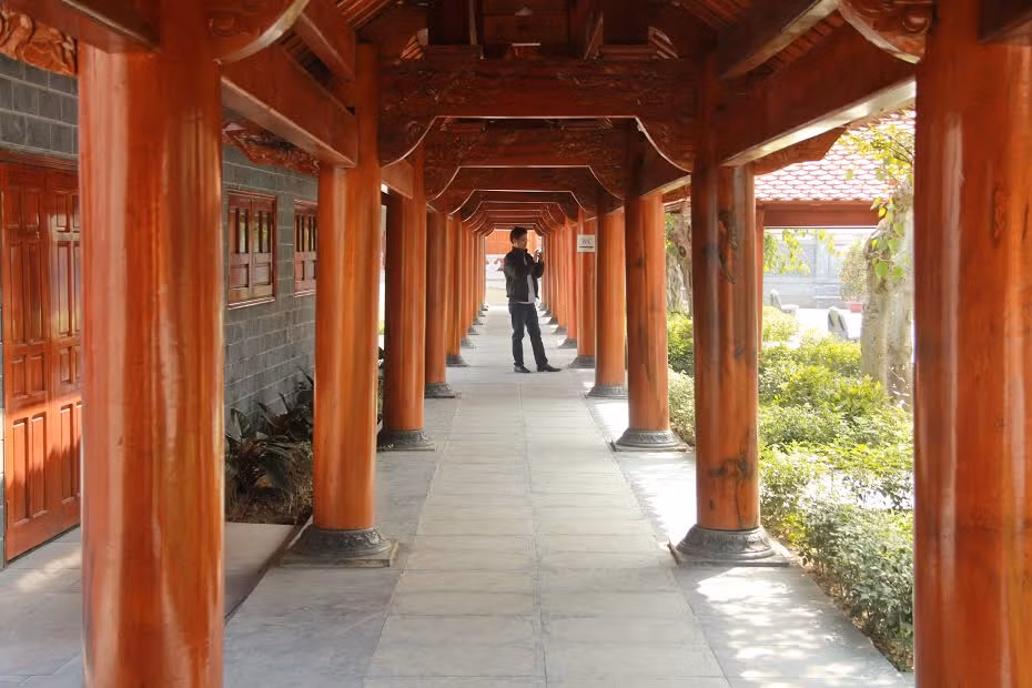 Phía hai bên Đệ Nhất Điện, Đệ Nhị Điện, Đệ Tam Điện được xây dựng lối đi bằng gỗ đi ra phía sau ngôi đền.