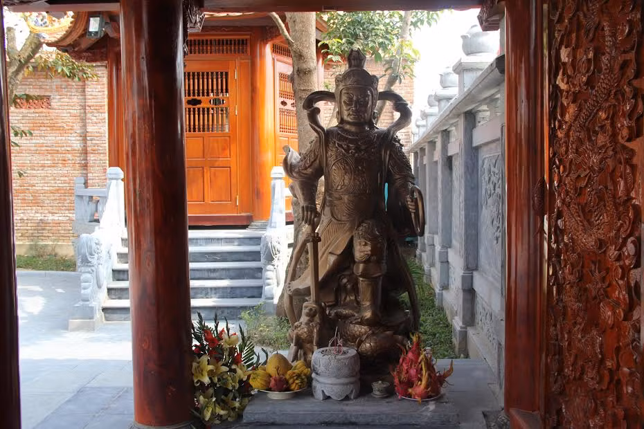 Bức tượng thần được làm bằng đồng hai bên tả, hữu của ngôi đền.