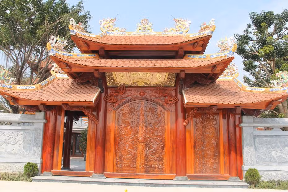  Đền thờ trăm tỷ Việt Nam Trần Triệu Điện được khánh thành tháng 12.2015. Hiện đền được bàn giao cho dòng họ Trần quản lý và chăm sóc. Trong khuôn viên của đền thờ Việt Nam Trần Triều Điện có 3 tòa nhà lớn: Đệ Nhất Điện, Đệ Nhị Điện và Đệ Tam Điện. Phía trong 3 tòa nhà được thiết kế và bày trí rất nguy nga, tráng lệ, chủ yếu bằng gỗ, được điêu khắc rất tinh xảo...