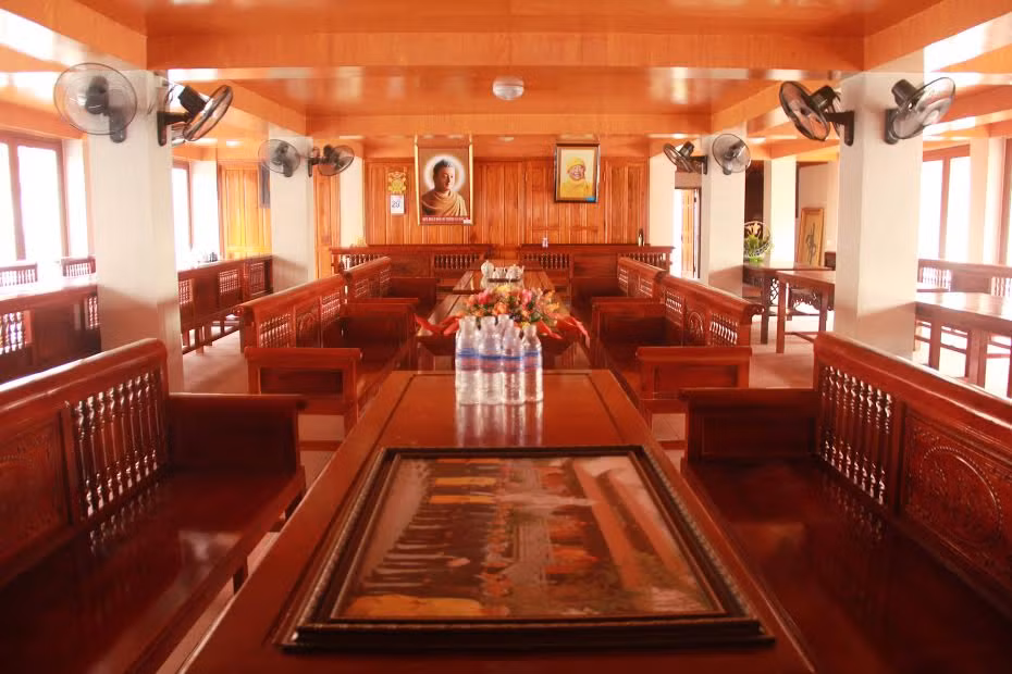 Các vật dụng phía trong ngôi đền được trang trí tinh xảo và bày biện rất ngăn nắp. Hầu hết những vật dụng đều được làm bằng gỗ.