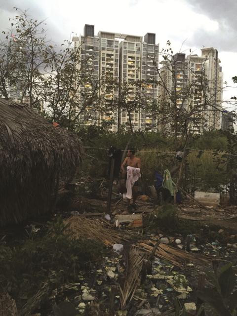 Bức tranh tương phản ở Sài Gòn. Những cao ốc sang trọng tọa lạc bên túp lều dựng trên ao rác.